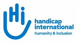 Logo van Handicap International: een blauwe hand met daarin de letters "HI". Rechts van de hand staat de naam "Handicap International" met daaronder de tekst "humanity & inclusion" in het blauw.